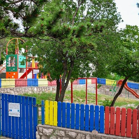Apartmani Luky Karlobag Exteriér fotografie