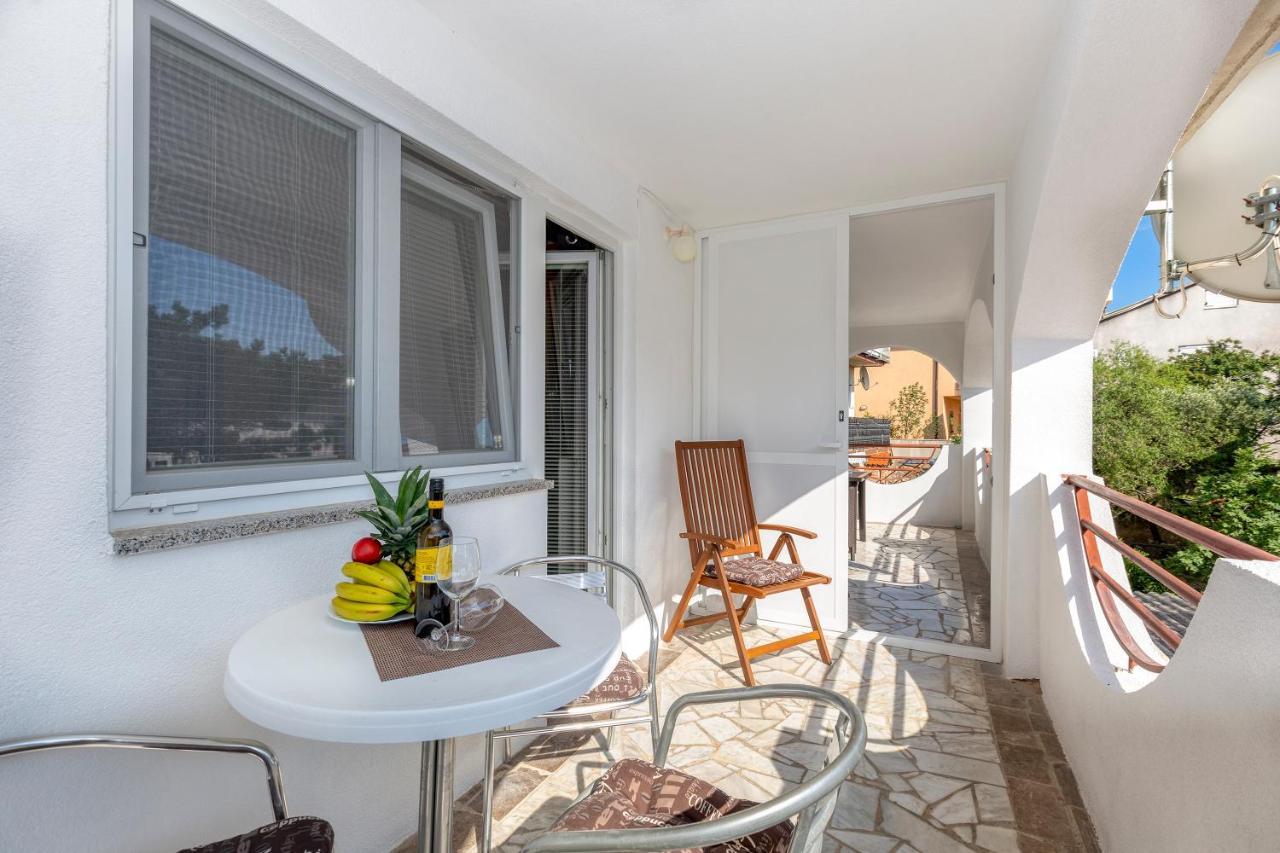 Apartmani Luky Karlobag Exteriér fotografie