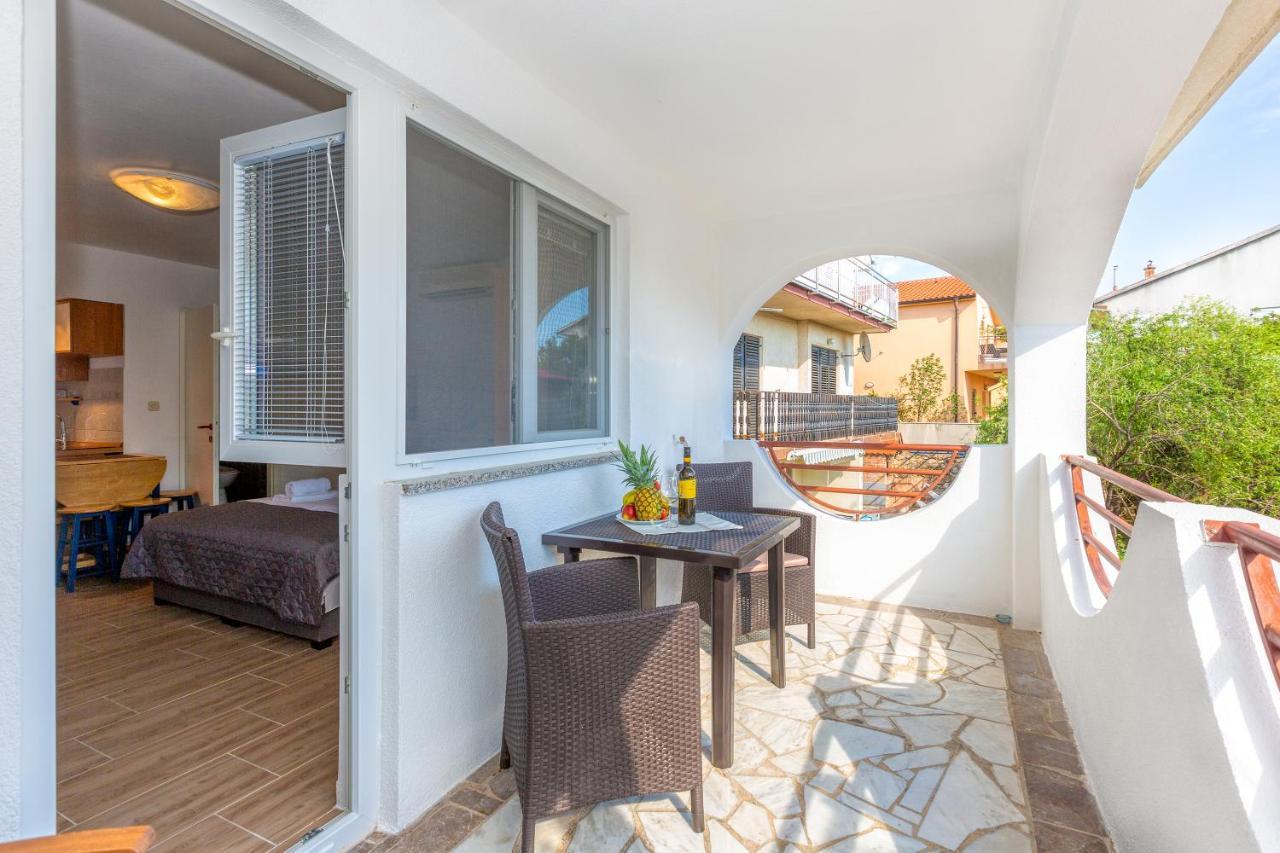 Apartmani Luky Karlobag Exteriér fotografie