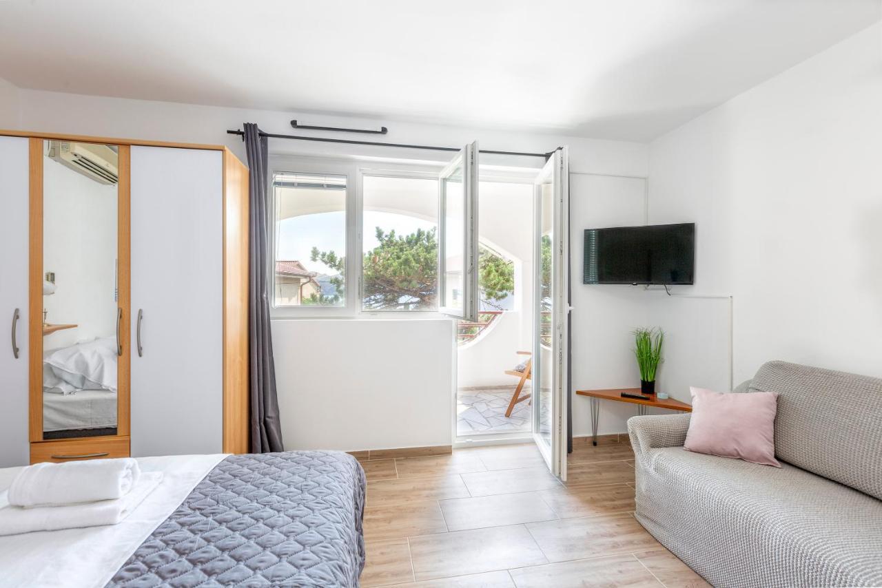 Apartmani Luky Karlobag Exteriér fotografie