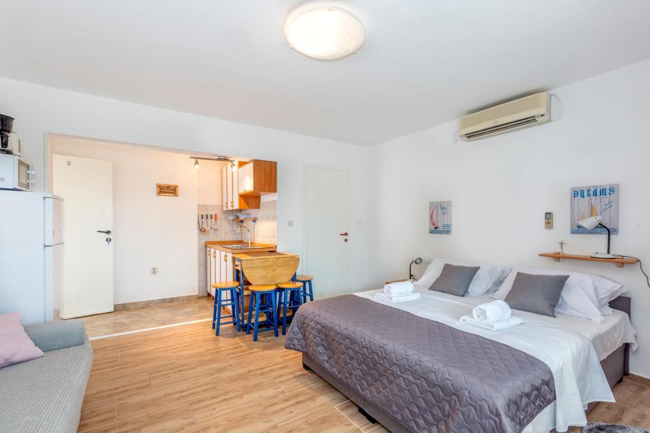 Apartmani Luky Karlobag Exteriér fotografie