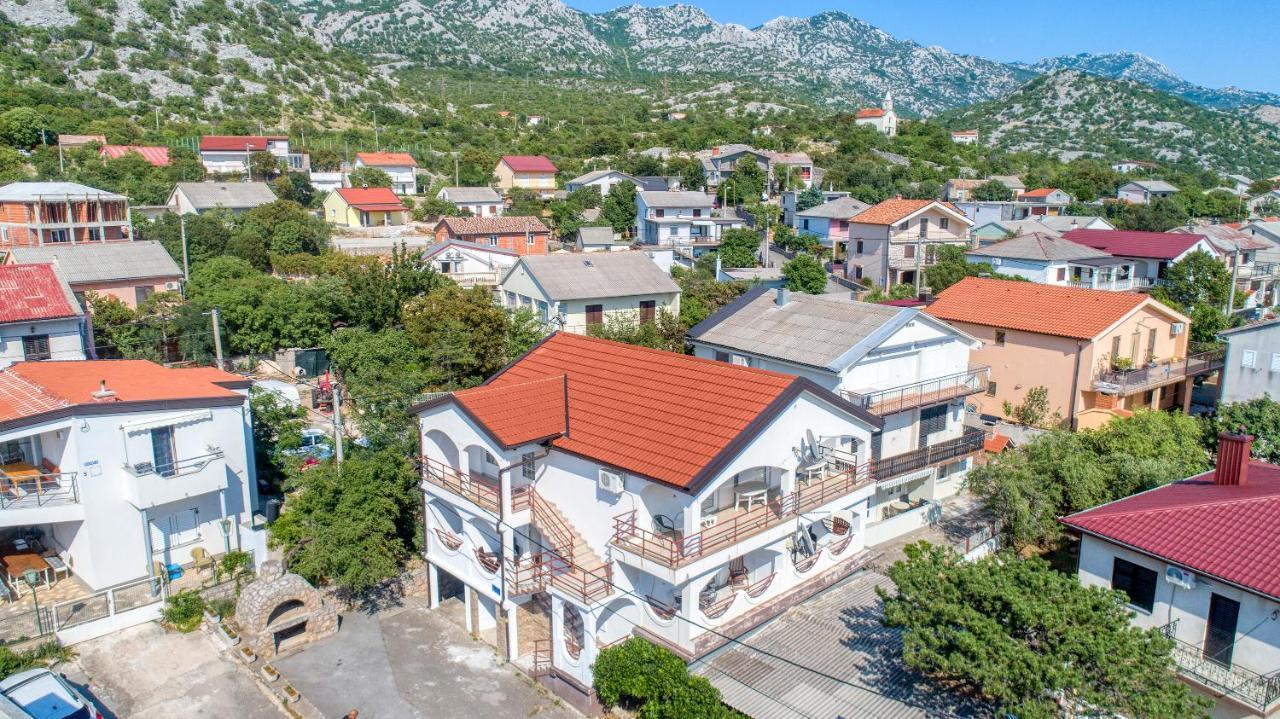 Apartmani Luky Karlobag Exteriér fotografie