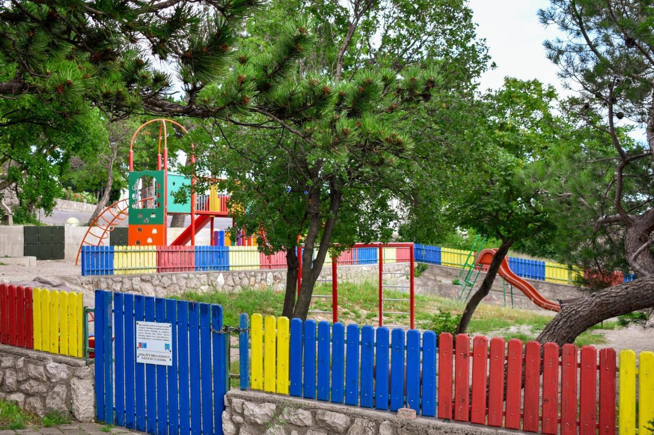 Apartmani Luky Karlobag Exteriér fotografie