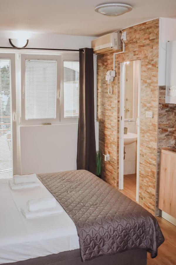 Apartmani Luky Karlobag Exteriér fotografie