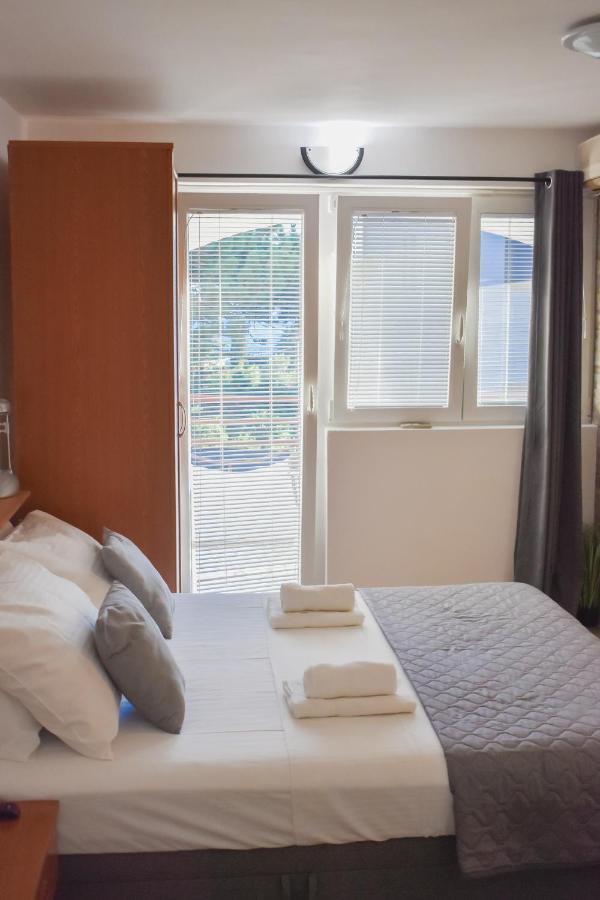 Apartmani Luky Karlobag Exteriér fotografie
